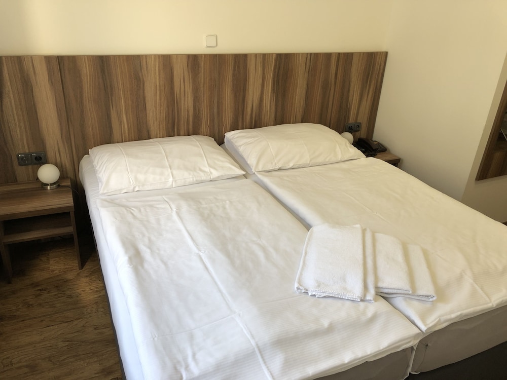 Double or Twin room with Extra bed
