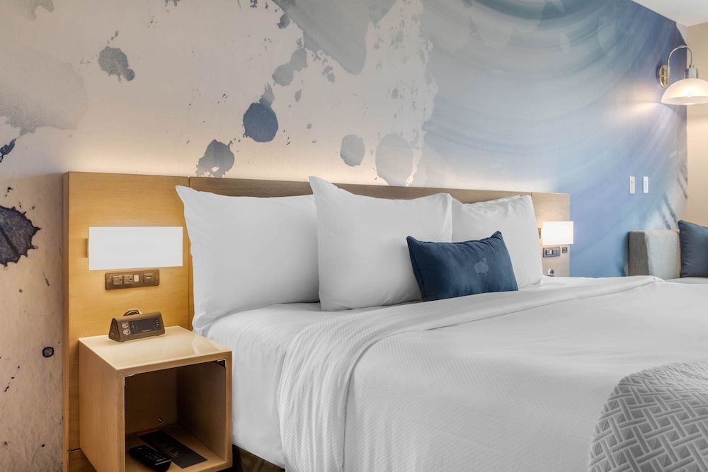Suite, 1 King Bed, Non Smoking - Photo 2