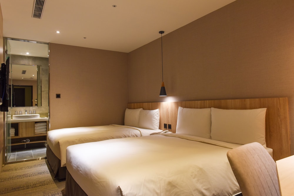 Basic Quadruple Room, No Windows photo 2