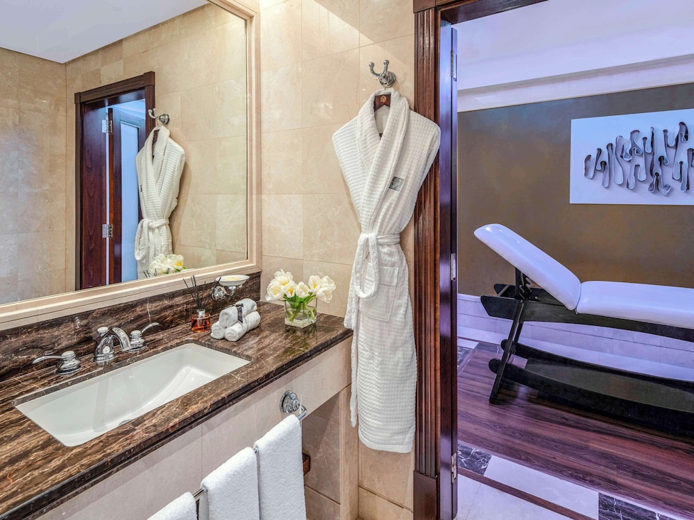 Grand Suite, 1 King Bed with Sofa bed (Kaaba) thumbnail 6