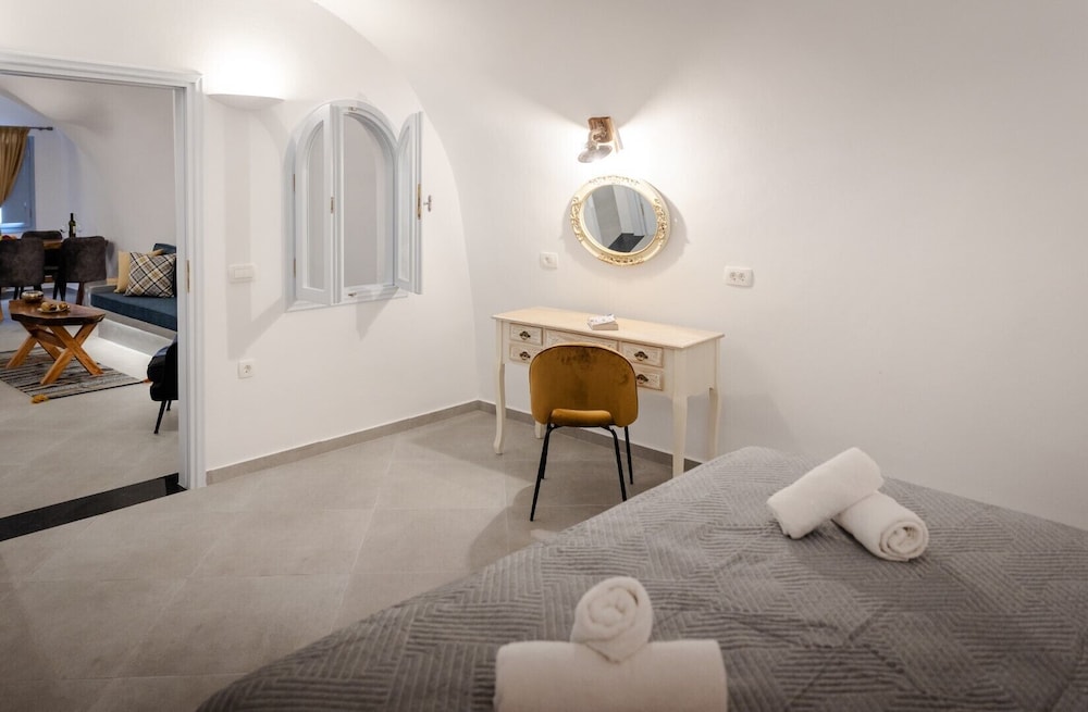 Iconic Cave Suite, Jetted & Heated Plunge Pool, Sea & Sunset View