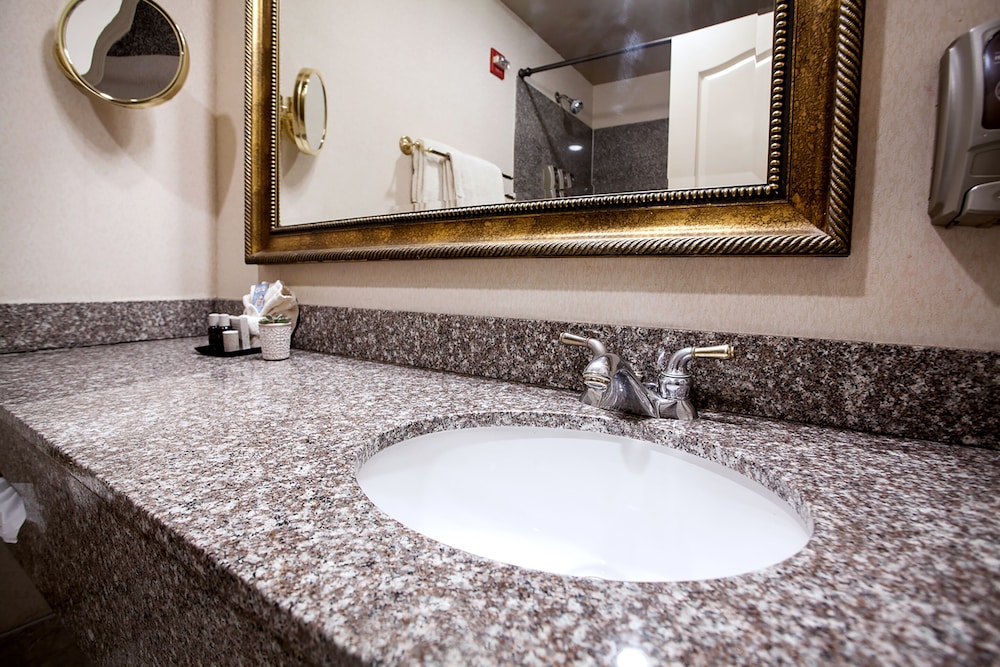Room, 1 King Bed, Jetted Tub - Photo 2