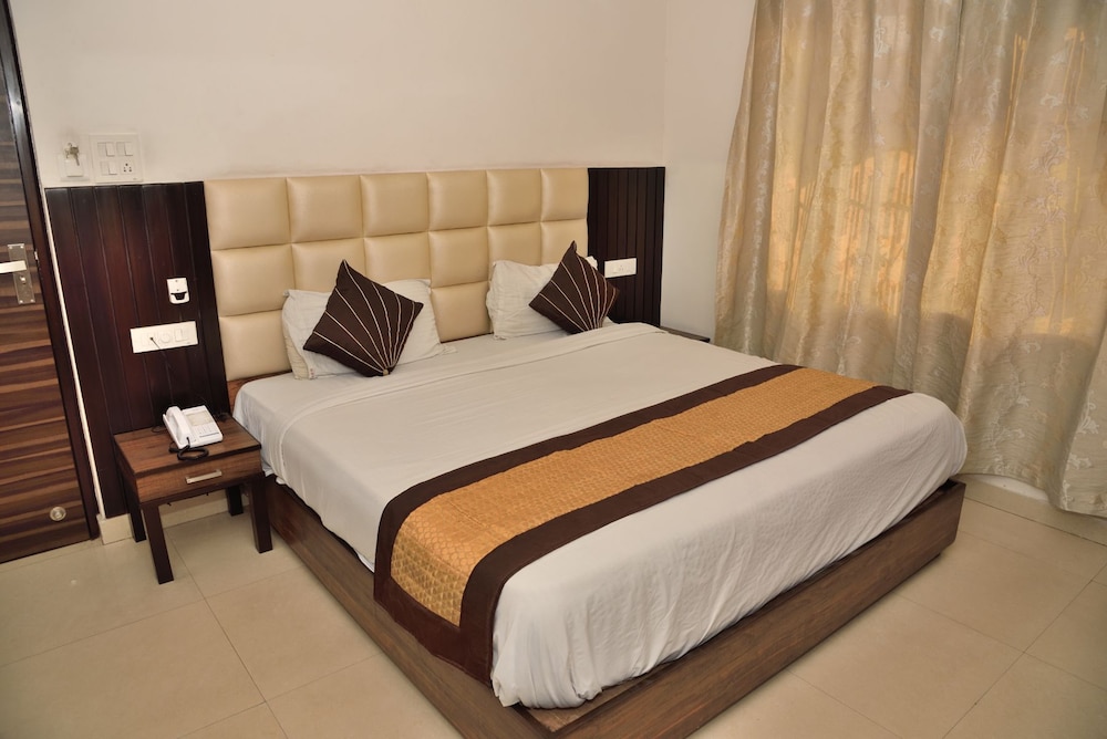 Room, 1 Large Twin Bed, Accessible, City View