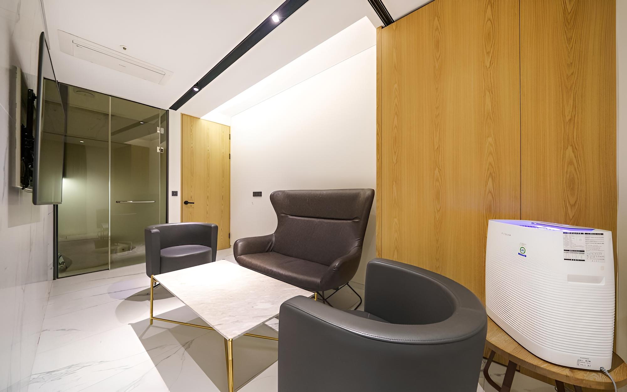 Room (Suite 1 (65 inches + 2-person bathtub) - Photo 6