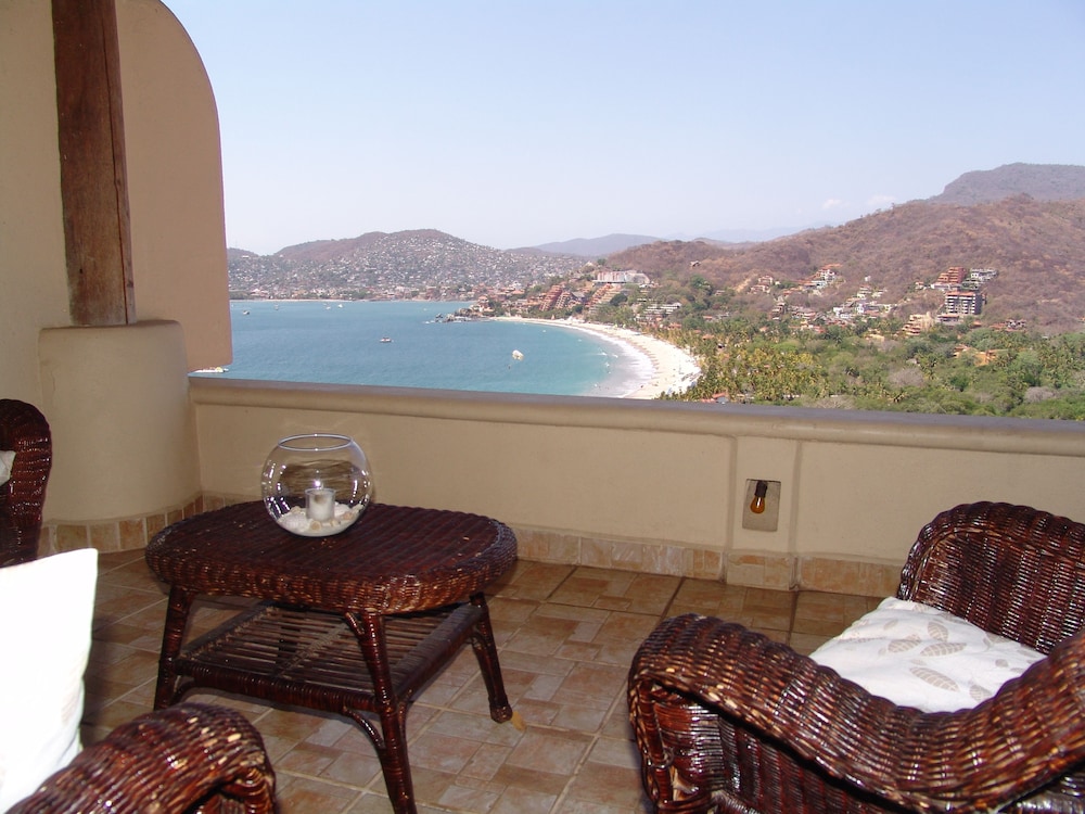 Deluxe Suite, 1 King Bed, Hot Tub, Beach View photo 3