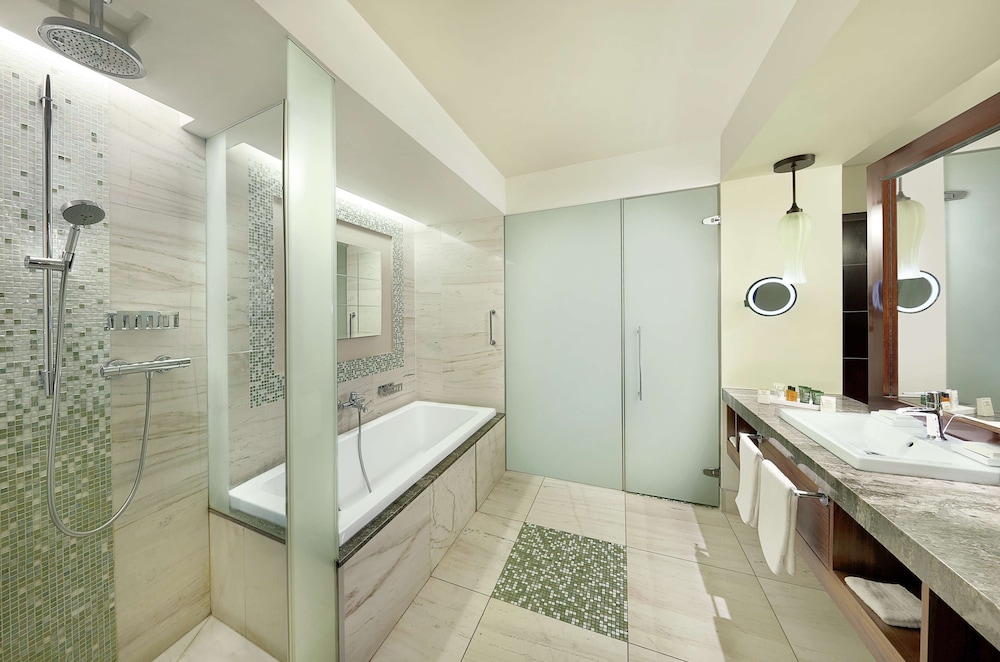 Executive Room, 1 King Bed, Club Lounge Access - Photo 7