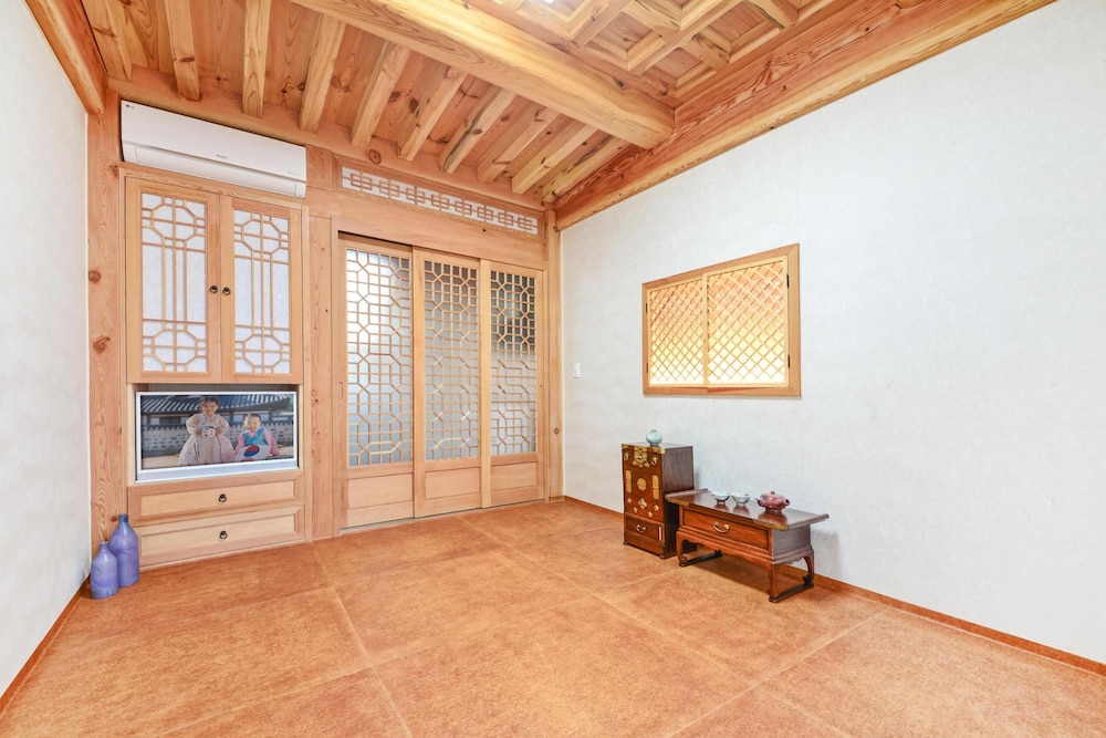 Basic Room, 1 Bedroom (Hwarangjae C) - Photo 1