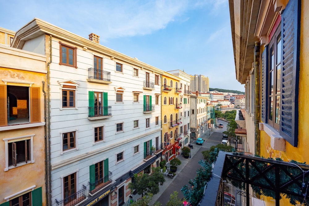 Lumen Amoris, City View, 1 King Bed with Balcony - Photo 2