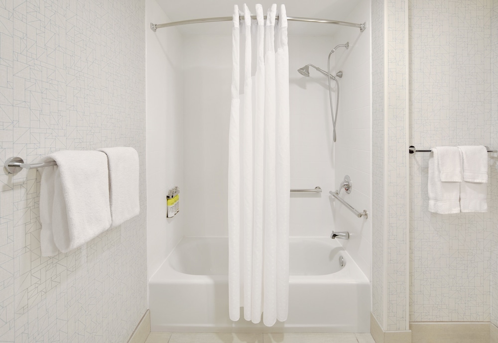 Suite, 1 King Bed, Accessible (Accessible Tub) - Photo 2