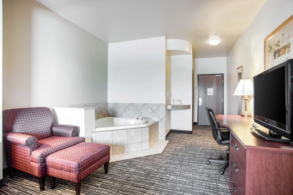 Suite, 1 King Bed, Non Smoking, Jetted Tub - Photo 6