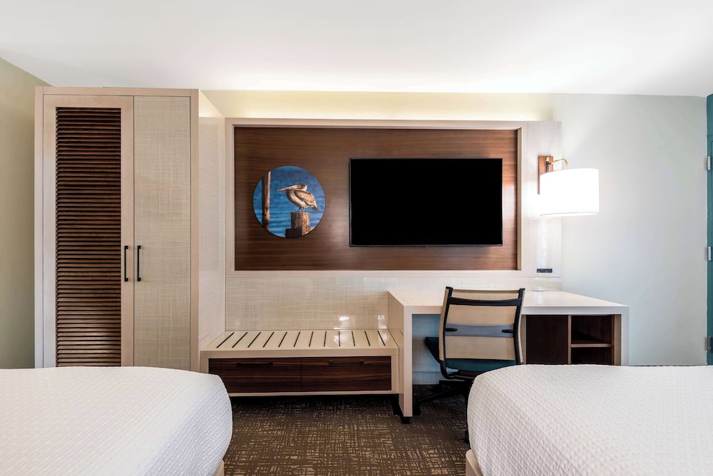 Standard Room, 2 Queen Beds, Refrigerator & Microwave, Poolside - Photo 3