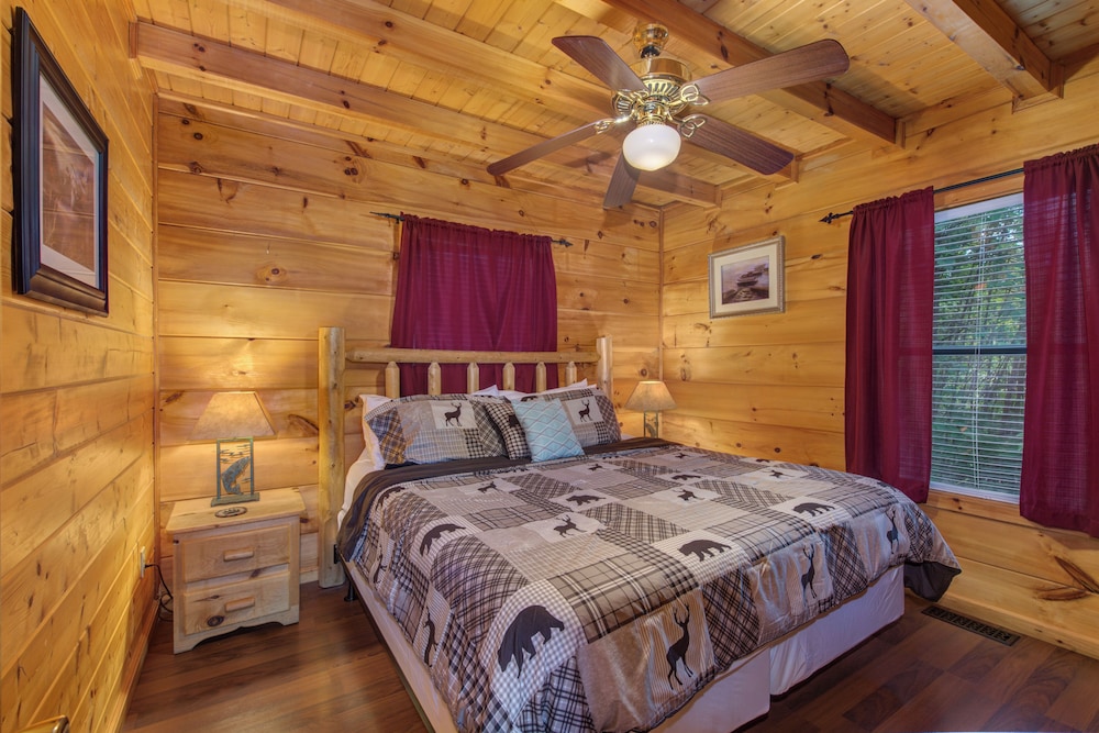 Cabin, Multiple Beds, Hot Tub, Mountain View (A Bearz Haven) photo 3