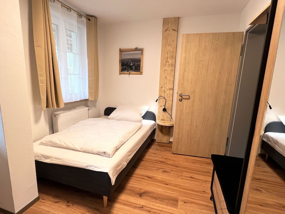 Standard Single Room, Private Bathroom (Einzelzimmer Komfort)