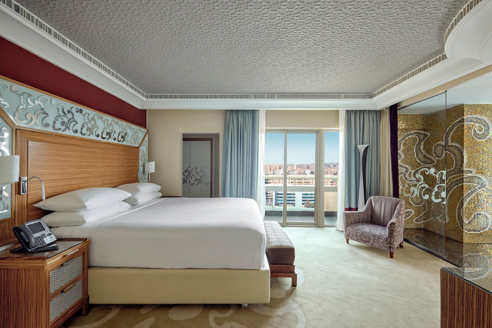 Club Suite, 1 King Bed, Accessible, Club Lounge Access