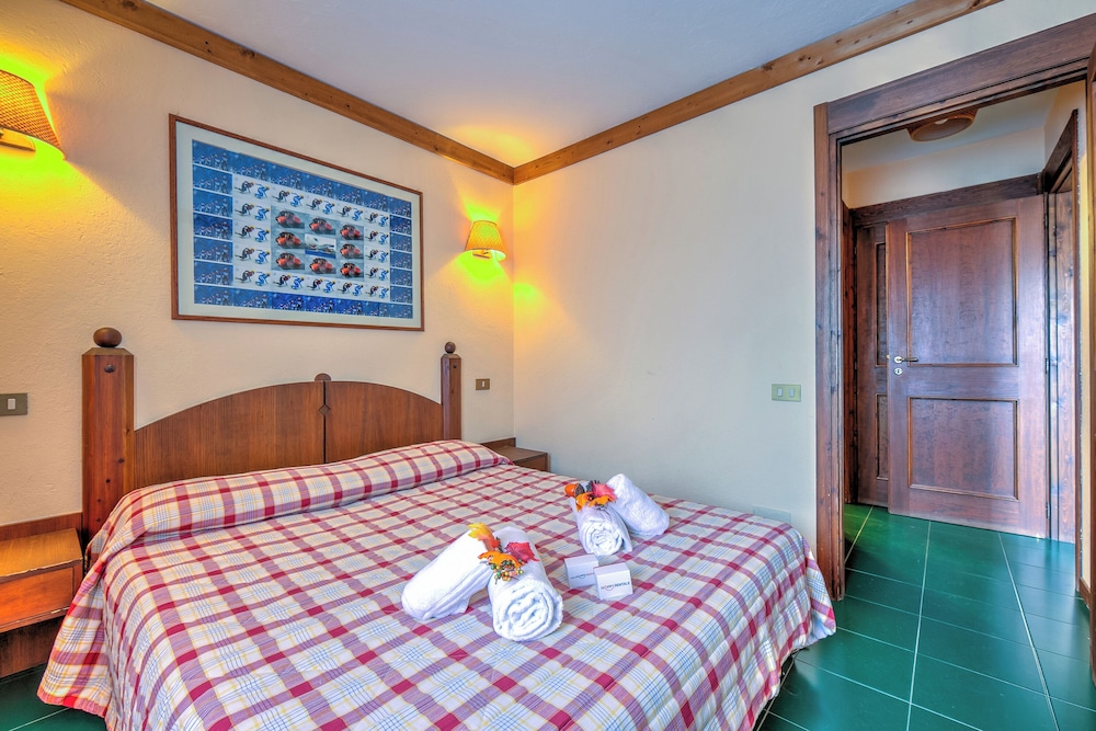 Family Apartment, Multiple Bedrooms, Mountainside (Grange Hike & Ski - 38D Sestriere) photo 2