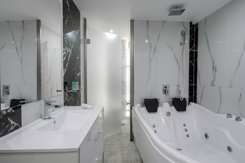 Junior Suite, Jetted Tub photo 3