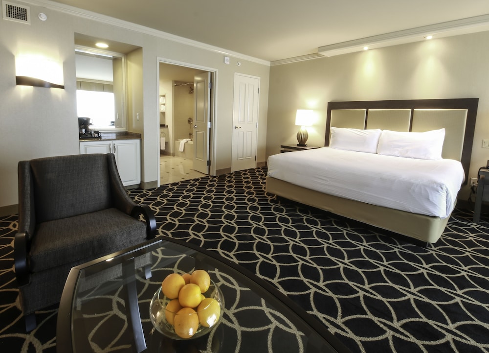 Rodeo Junior Suite, 1 King Bed - Photo 2