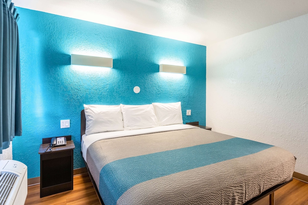 Deluxe Room, 1 King Bed, Non Smoking, Refrigerator & Microwave photo 1