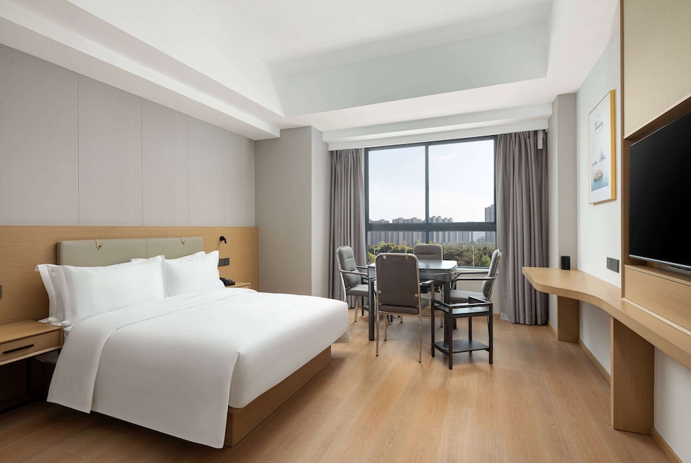 Room, 1 King Bed, Non Smoking (Mahjong)