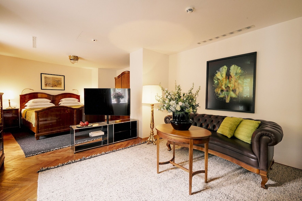 Design Studio Suite, 1 King Bed, Garden Area - Photo 2