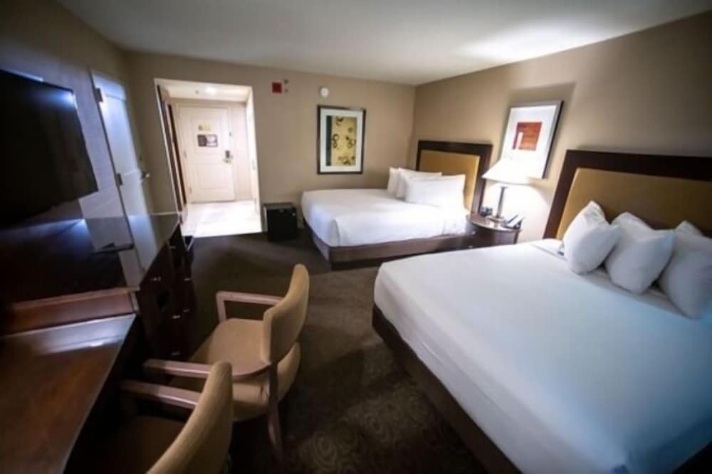 Deluxe Room, 2 Queen Beds, Smoking - Photo 1
