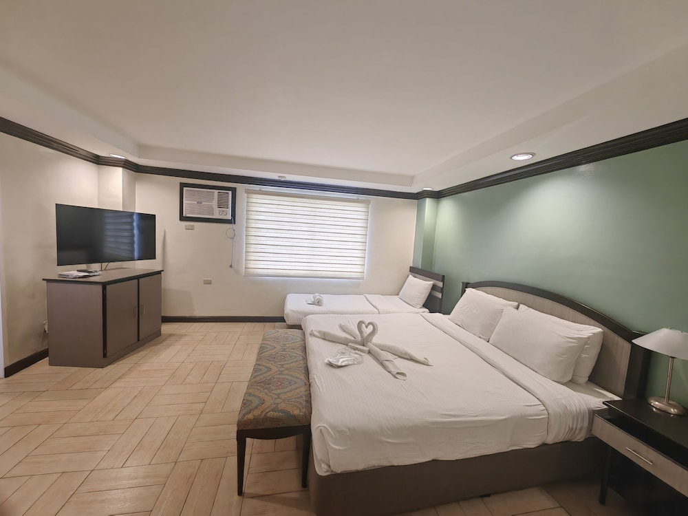 Deluxe Room, 1 King Bed photo 2