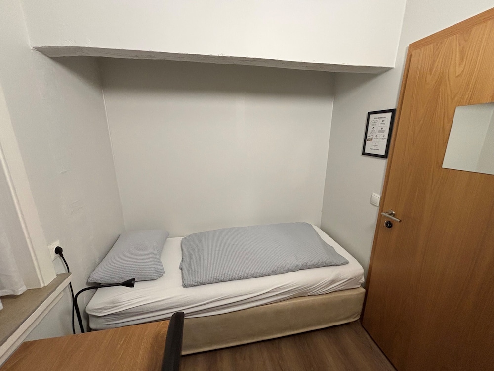 Small Single Room, Shared Bathroom photo 1
