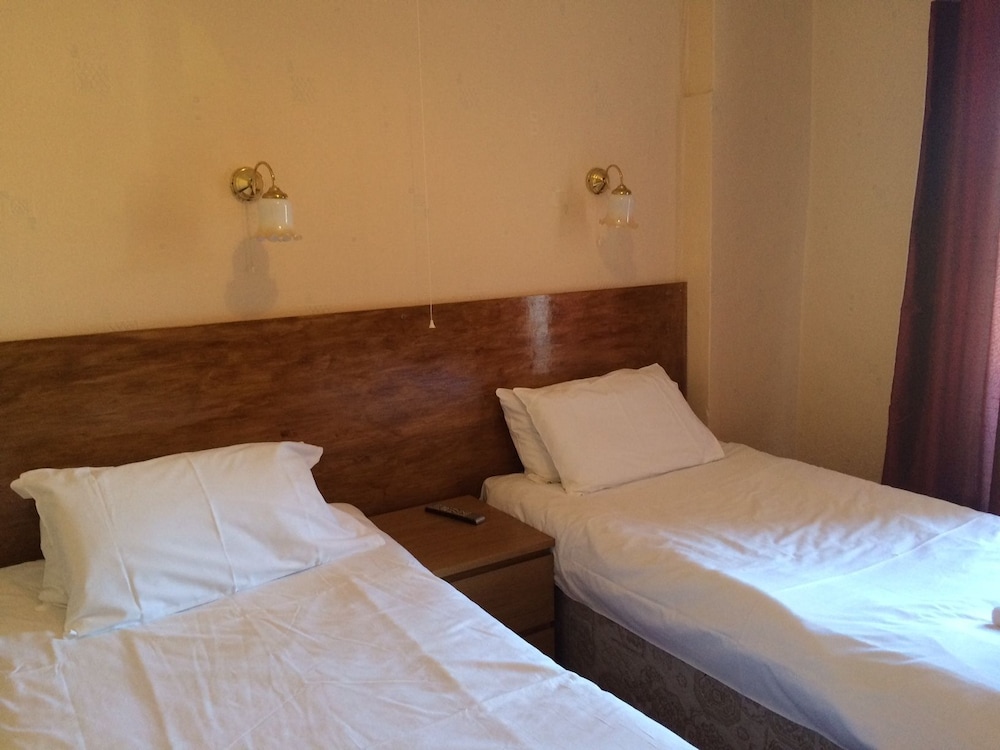 Basic Twin Room, 2 Twin Beds photo 2