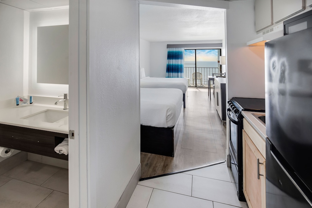 Standard 2 Queen Beds Oceanfront Efficiency photo 2
