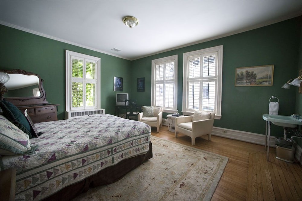 Room 1 - Green Room (private bathroom across the hall) photo 2
