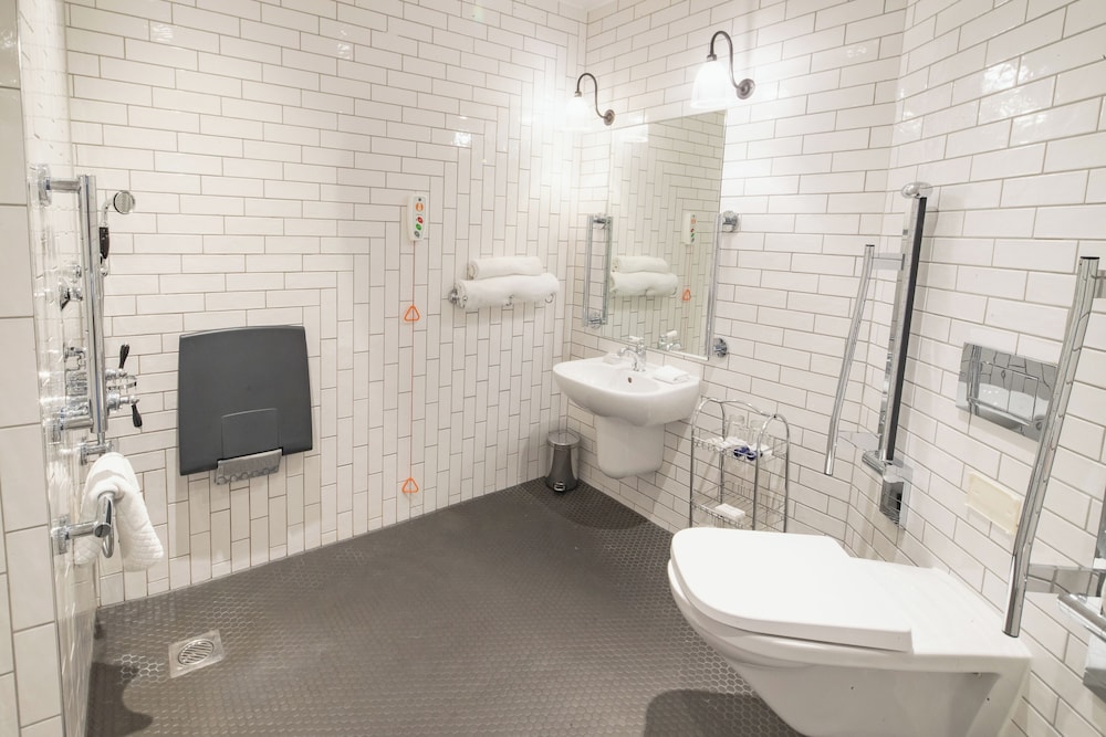 Room, 2 Double Beds, Accessible (Accessible Shower) thumbnail 5