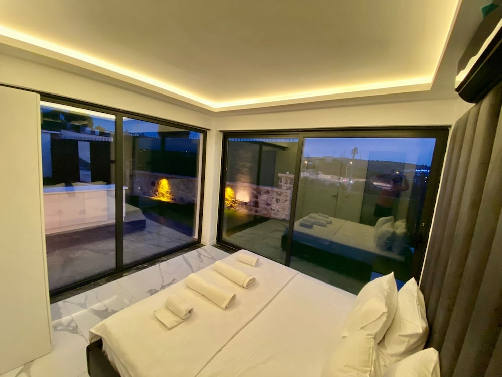 Junior Room, Hot Tub