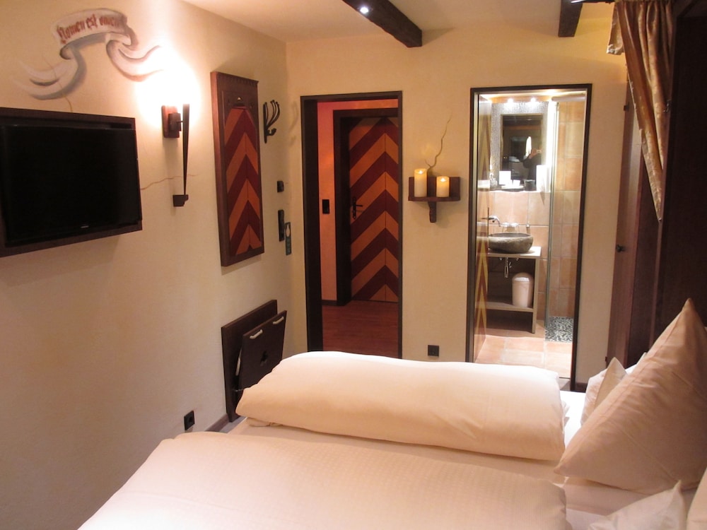 Double Room, 1 King Bed, Non Smoking, Partial Lake View photo 1