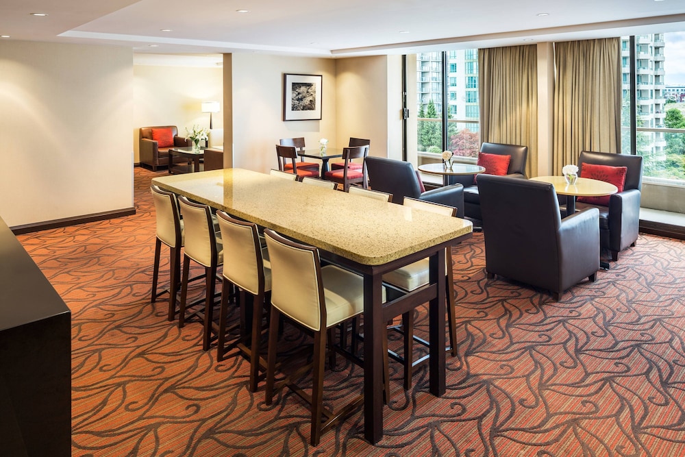 Club Room, 1 King Bed, City View - Photo 5