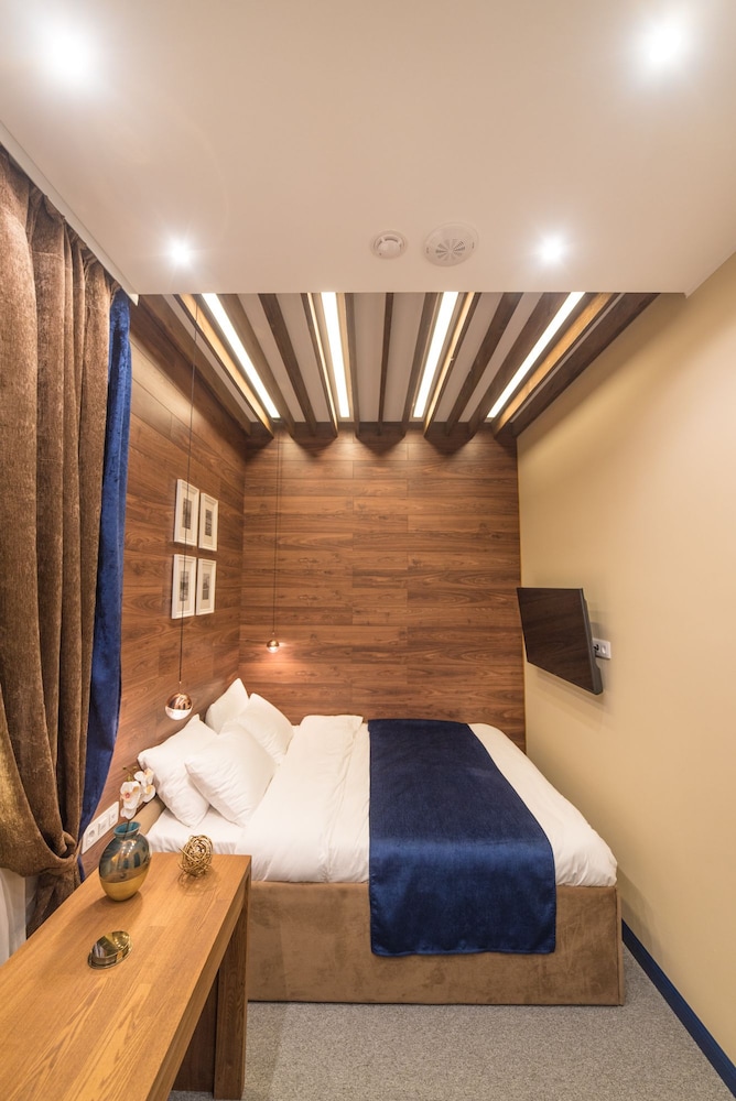 Standard Room, 1 Queen Bed, No Windows photo 2