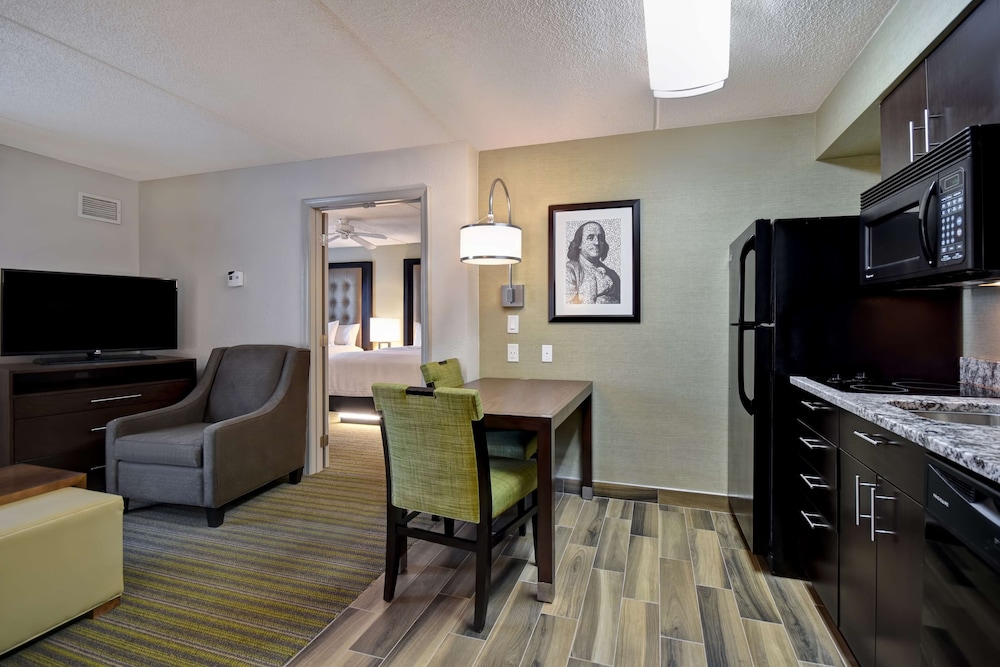 Suite, 1 King Bed, Accessible, Non Smoking (Mobility & Hearing, Roll-in Shower) - Photo 2