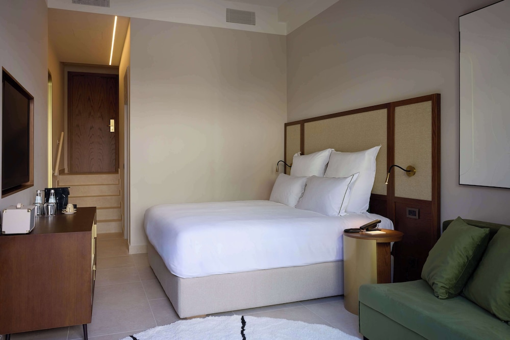 Room, 1 King Bed, Garden View thumbnail 6