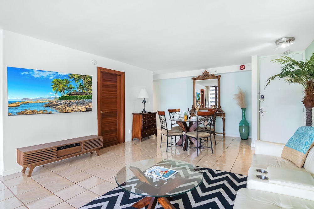 Waikiki Banyan 1BR Condos with No Parking: Condo, 1 Bedroom (0171 Wb 1813 T1) photo