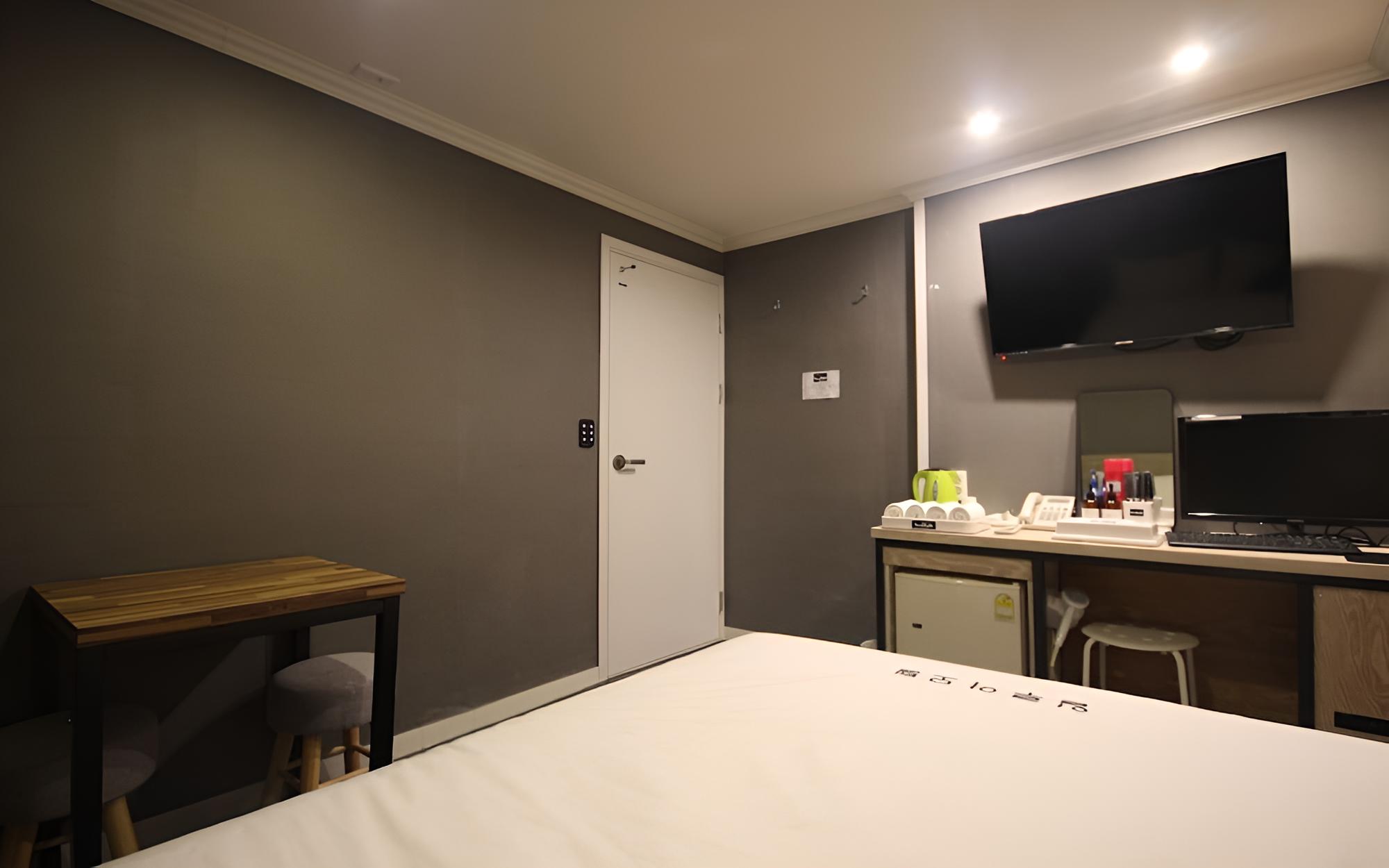 Room (Standard Room) - Photo 7