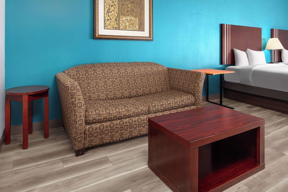 Suite, 2 Queen Beds - Photo 3