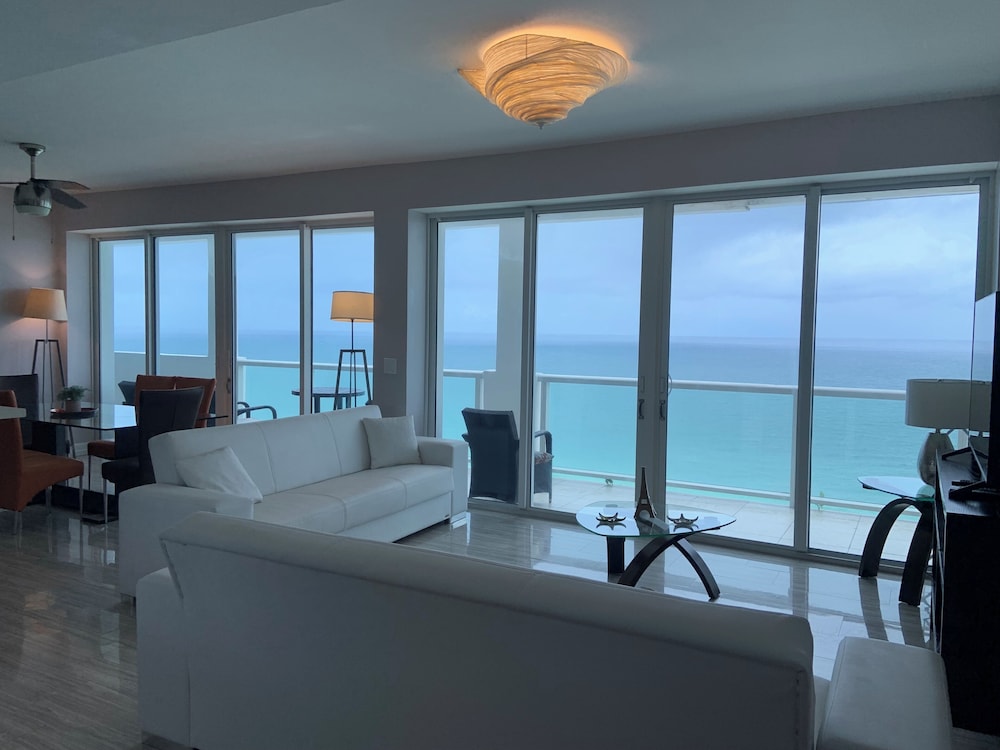 Deluxe Condo, Sea View