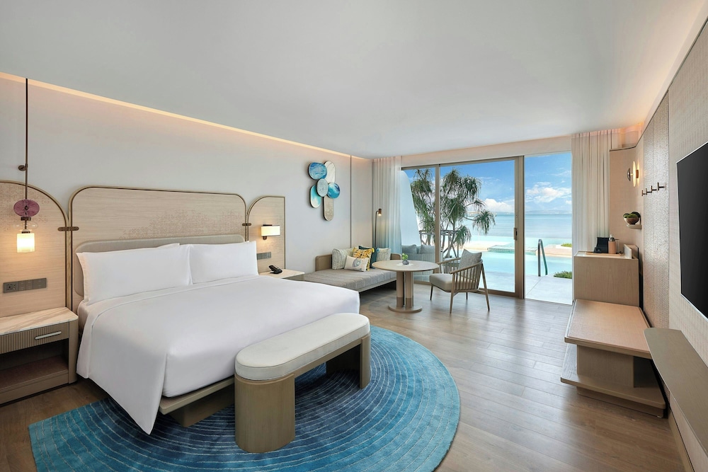 Oceanfront Pool Access, 1 King Bed