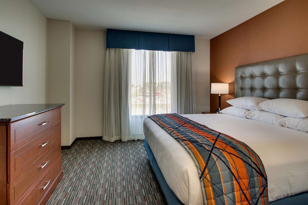 Suite, 1 King Bed, Refrigerator & Microwave (2 rooms, Upper Floor) photo 2