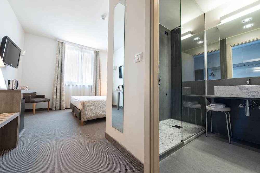 Standard Double Room Single Use - Photo 3