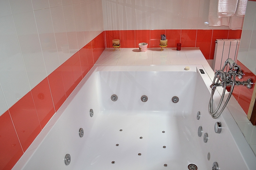 Suite, Jetted Tub