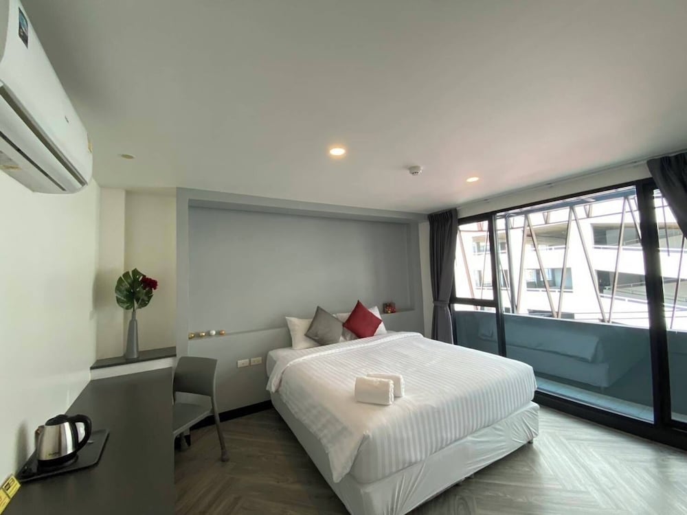 Grand Studio Suite - (No Parking) photo 1