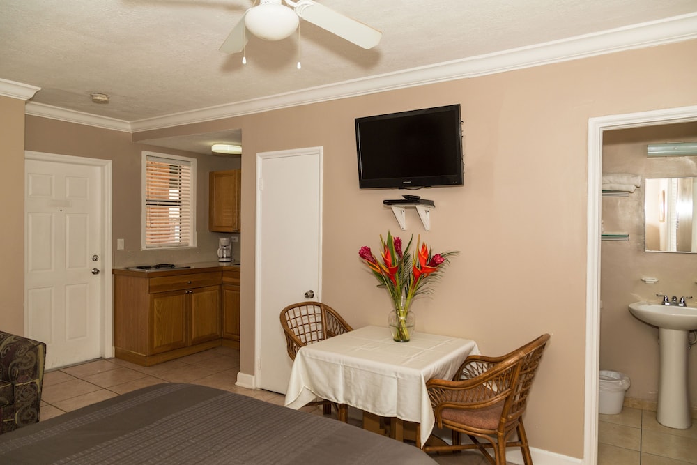 Room, 1 Queen Bed, Oceanfront - Photo 2