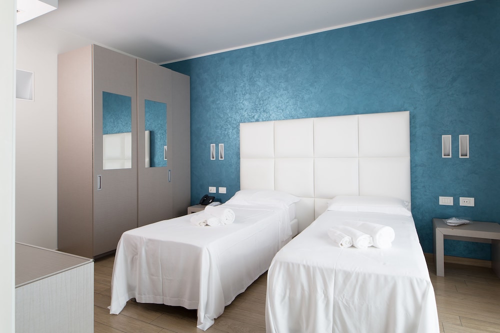 Twin Room (2 twin beds) photo 2