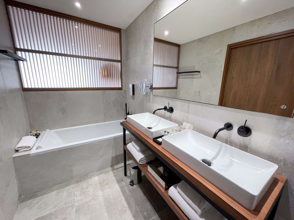 Junior Suite, 1 King Bed, Balcony, Sea View - Photo 11