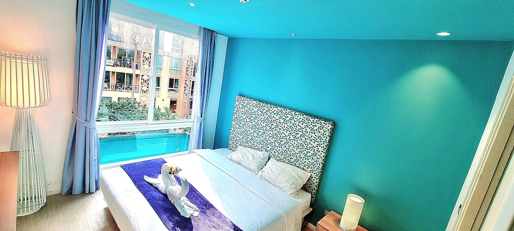 Ground Floor With Pool Facing photo 1